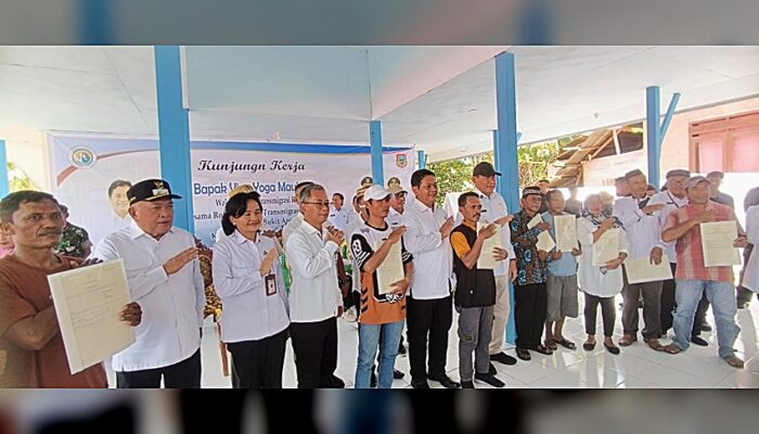 Sertifikat Tanah Warga Transmigrasi Diserahkan, Wabup Tonny: Fondasi Kemandirian Ekonomi