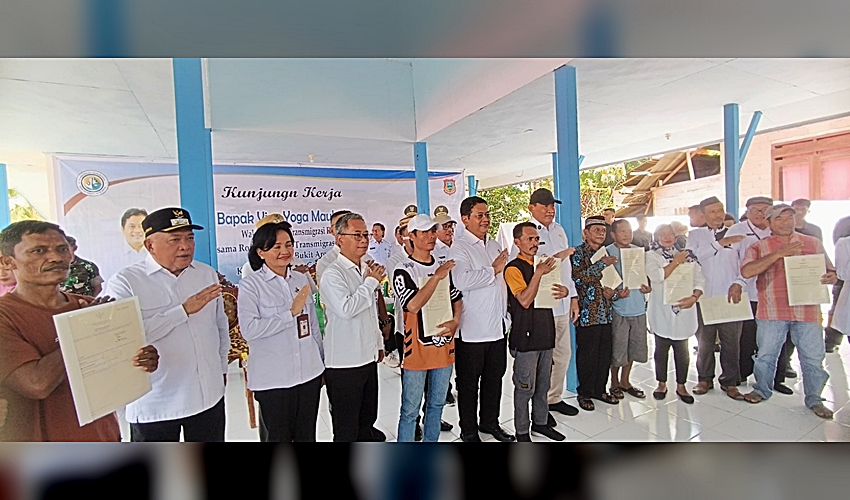 Sertifikat Tanah Warga Transmigrasi Diserahkan, Wabup Tonny_ Fondasi Kemandirian Ekonomi