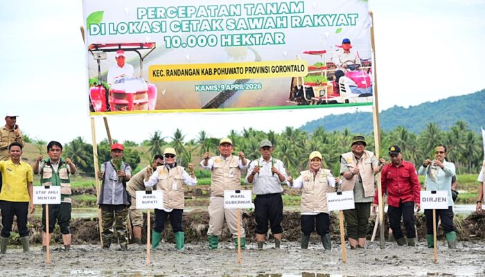 Wagub Idah Turun ke Sawah, Pimpin Gerakan Tanam Serentak di Lahan 10 Ribu Hektare