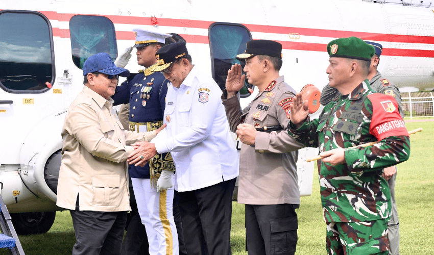 Gubernur Gorontalo, Gusnar Ismail ketika menyambut kedatangan Presiden RI, Prabowo Subianto.