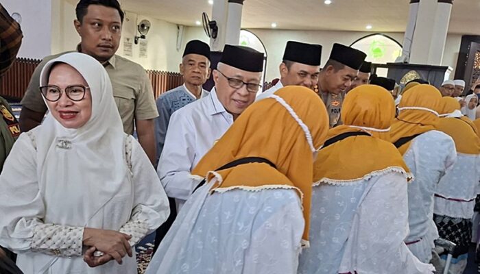 Bupati Sofyan Lepas 161 JCH Kabupaten Gorontalo, Titip Doa untuk Daerah
