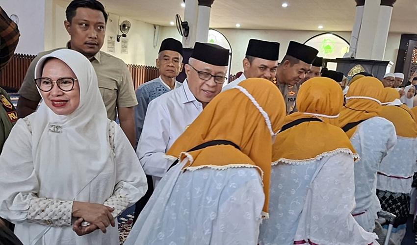 Bupati Sofyan Lepas 161 JCH Kabupaten Gorontalo, Titip Doa untuk Daerah