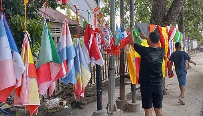 Demam Piala Dunia Mulai Terasa, Pedagang Bendera Ramaikan Sudut Kota Gorontalo
