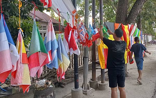 Demam Piala Dunia Mulai Terasa, Pedagang Bendera Ramaikan Sudut Kota Gorontalo