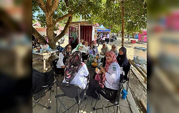 Es Teler Jadi Primadona Kuliner di Momalia, Pembeli Datang Silih Berganti