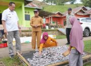 Gubernur Gusnar Sapa Nelayan Pengering Bolowa di Gorut, Serap Langsung Aspirasi Warga Pesisir