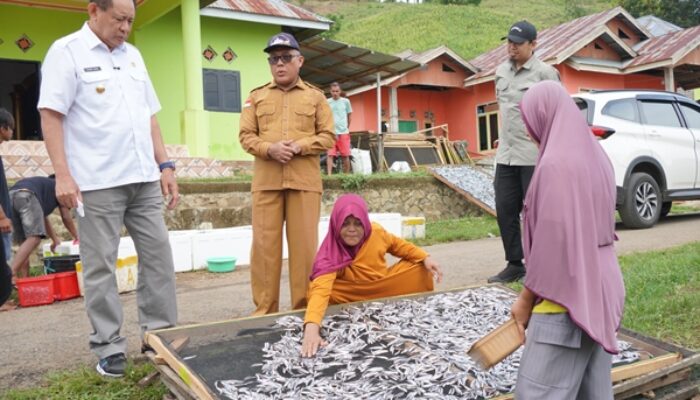 Gubernur Gusnar Sapa Nelayan Pengering Bolowa di Gorut, Serap Langsung Aspirasi Warga Pesisir
