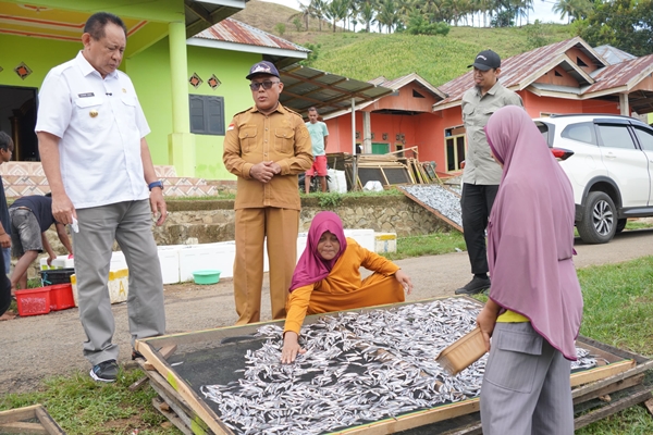 Gubernur Gusnar Sapa Nelayan Pengering Bolowa di Gorut, Serap Langsung Aspirasi Warga Pesisir