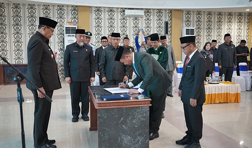 Gusnar Lantik Dua Pejabat Eselon II, Tekankan Respons Cepat Hadapi Dinamika Sosial