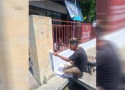 Lurah Biawao Terus Benahi Infrastruktur Kantor, Turun Langsung Lakukan Pengecetan