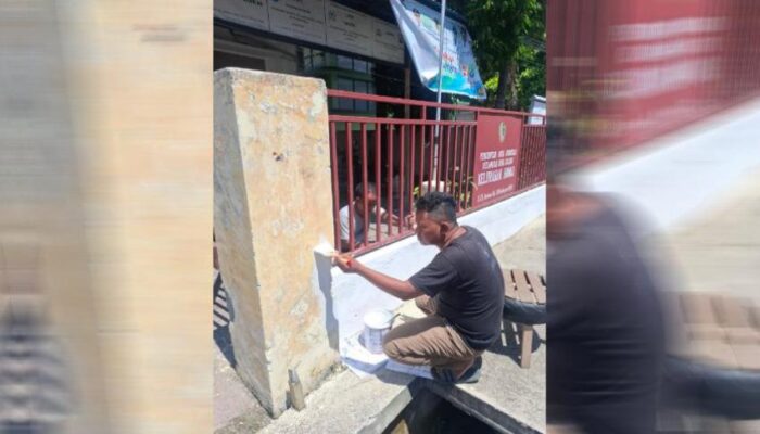 Lurah Biawao Terus Benahi Infrastruktur Kantor, Turun Langsung Lakukan Pengecetan