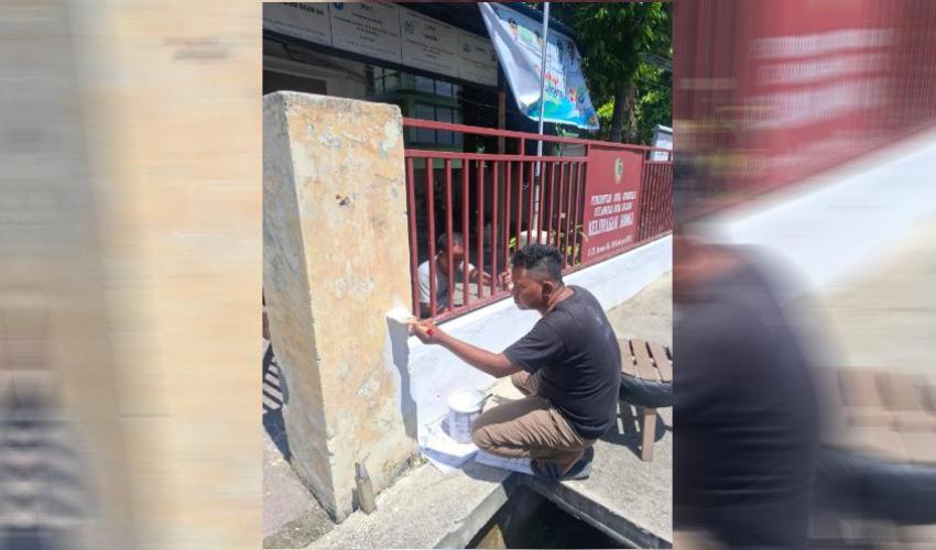 Lurah Biawao Terus Benahi Infrastruktur Kantor, Turun Langsung Lakukan Pengecetan