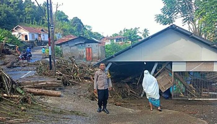 Pascabencana Banjir dan Longsor, Warga Huwata Gotong Royong Bersihkan Material