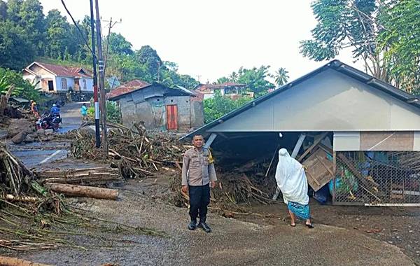 Pascabencana Banjir dan Longsor, Warga Huwata Gotong Royong Bersihkan Material