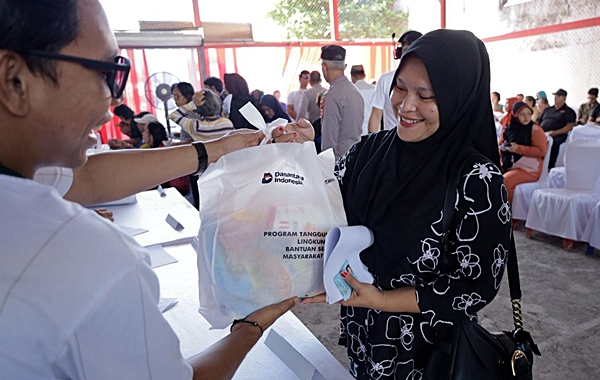 Pertamina Patra Niaga Hadir untuk Warga, 1.000 Paket Sembako Murah Disalurkan di Bitung