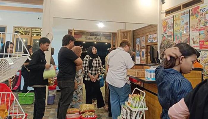 Snack Surya Dipadati Warga Jelang Lebaran Iduladha, Antrean Pembeli Mengular hingga Malam