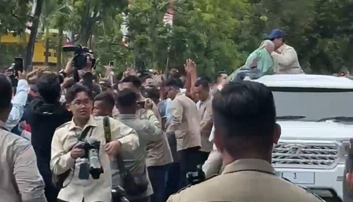 Tangis Haru dan Sorak Warga Iringi Kedatangan Prabowo Subianto di Gorontalo