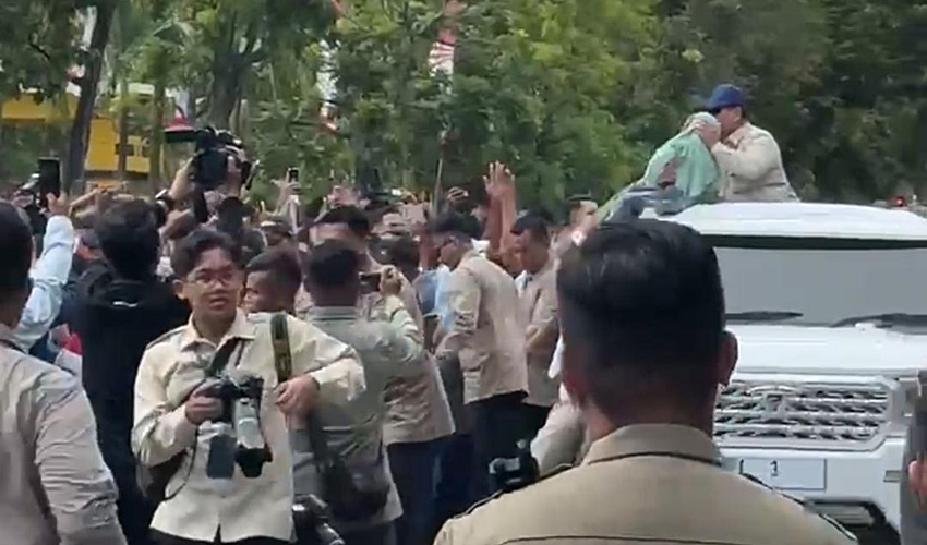 Tangis Haru dan Sorak Warga Iringi Kedatangan Prabowo Subianto di Gorontalo