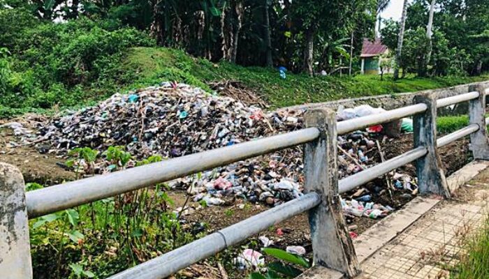 Tumpukan Sampah di Jembatan Bulotalangi Timur Kembali Dikeluhkan Warga