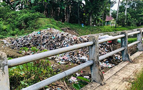 Tumpukan Sampah di Jembatan Bulotalangi Timur Kembali Dikeluhkan Warga
