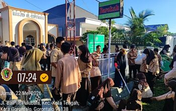 Usai Salat Duha, Ribuan Siswa SD-SMP Serbu Masjid untuk Kerja Bakti