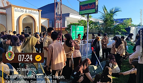 Usai Salat Duha, Ribuan Siswa SD-SMP Serbu Masjid untuk Kerja Bakti