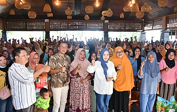 Wabup Boalemo Apresiasi Kepedulian Rusli Habibie dan Idah Syahidah ke Warga