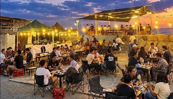Wisata Kuliner Tepi Pantai di Momalia Jadi Favorit Warga Saat Libur Lebaran