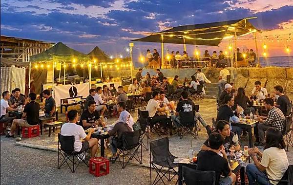 Wisata Kuliner Tepi Pantai di Momalia Jadi Favorit Warga Saat Libur Lebaran