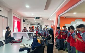 Belajar AI Langsung dari Industri, 150 Siswa SMK Telkom Makassar Kunjungi Telkom AI Center