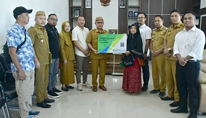 215 Pekerja Rentan di Popayato Kini Terlindungi BPJS, Bupati Saipul Apresiasi CSR PT IGL dan PT BTL