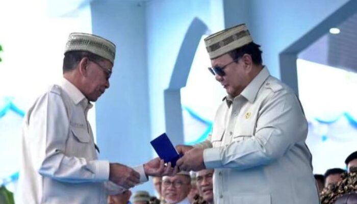 Prabowo Terima Lencana Emas dari KTNA, Simbol Dukungan Petani dan Nelayan Indonesia