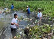 Tak Pilih Privilege, Angga Dambea Cucu Wali Kota Turun Bersihkan Sampah di Sungai Bulango