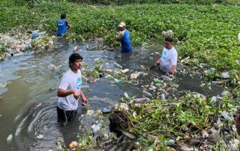 Tak Pilih Privilege, Angga Dambea Cucu Wali Kota Turun Bersihkan Sampah di Sungai Bulango