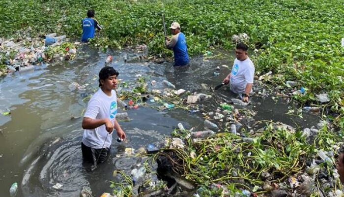 Tak Pilih Privilege, Angga Dambea Cucu Wali Kota Turun Bersihkan Sampah di Sungai Bulango