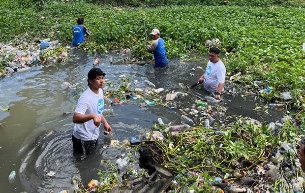 Tak Pilih Privilege, Angga Dambea Cucu Wali Kota Turun Bersihkan Sampah di Sungai Bulango