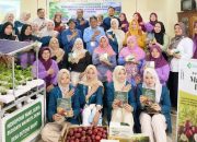 Ketua Tim Pengabdian Masyarakat Siti Choirul Dwi Astuti bersama Kepala Desa, kader kesehatan, ibu hamil, dan mahasiswa Program Studi Sarjana Terapan Kebidanan Poltekkes Kemenkes Gorontalo usai kegiatan pengabdian masyarakat di Desa Dutohe Barat, Kecamatan Kabila, Kabupaten Bone Bolango, Jumat (10/7/2026).