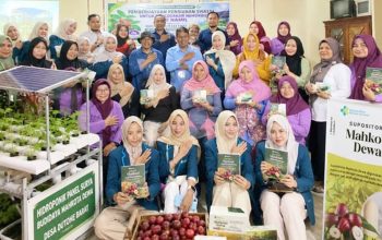 Ketua Tim Pengabdian Masyarakat Siti Choirul Dwi Astuti bersama Kepala Desa, kader kesehatan, ibu hamil, dan mahasiswa Program Studi Sarjana Terapan Kebidanan Poltekkes Kemenkes Gorontalo usai kegiatan pengabdian masyarakat di Desa Dutohe Barat, Kecamatan Kabila, Kabupaten Bone Bolango, Jumat (10/7/2026).