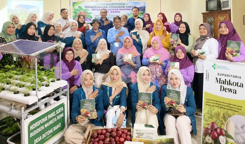 Ketua Tim Pengabdian Masyarakat Siti Choirul Dwi Astuti bersama Kepala Desa, kader kesehatan, ibu hamil, dan mahasiswa Program Studi Sarjana Terapan Kebidanan Poltekkes Kemenkes Gorontalo usai kegiatan pengabdian masyarakat di Desa Dutohe Barat, Kecamatan Kabila, Kabupaten Bone Bolango, Jumat (10/7/2026).