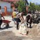 Brimob dan Warga Isimu Raya Gotong Royong Perbaiki Jalan Rusak