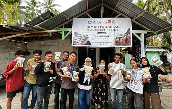 Dari Hama Menjadi Cuan, Tim Pengabdian UNG Latih Warga Produksi Tepung Ikan Sapu-sapu