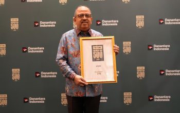 PTPP Kembali Diakui dalam Fortune Southeast Asia 500 Tahun 2026, Tegaskan Daya Saing dan Ketahanan Bisnis di Tingkat RegionalPT PP (Persero) Tbk (“PTPP”), kembali mencatatkan pencapaian di tingkat regional dengan berhasil mempertahankan posisinya selama tiga tahun berturut-turut dalam daftar Fortune Southeast Asia 500. Dalam pemeringkatan tahun 2026 ini, PTPP menempati peringkat ke-279 dari 500 perusahaan terbesar di Asia Tenggara berdasarkan pendapatan tahun fiskal 2025. Di sektor Engineering & Construction Indonesia, PTPP juga berhasil menempati peringkat ketiga, menegaskan posisi Perseroan sebagai salah satu pelaku utama industri konstruksi nasional yang mampu bersaing di tingkat regional.  Penghargaan dan pemeringkatan Fortune Southeast Asia 500 tahun 2026 merupakan bagian dari inisiatif Fortune Media dalam memetakan kinerja 500 perusahaan terbesar di kawasan Asia Tenggara berdasarkan pendapatan. Program ini diselenggarakan oleh Fortune Media bersama Danantara Indonesia, dan menjadi forum apresiasi bagi perusahaan-perusahaan dengan skala bisnis terbesar di kawasan.  Sertifikat penghargaan diserahkan secara langsung oleh CEO Fortune Asia, Khoon Fong Ang, kepada perwakilan perusahaan pada ajang Executive Dinner & Fortune Southeast Asia 500 Awards 2026 yang digelar di East Ballroom, The Langham Jakarta, Sudirman Central Business District (SCBD), pada 18 Juni 2026. Acara tersebut mempertemukan para pimpinan perusahaan terkemuka dari berbagai negara di Asia Tenggara yang masuk dalam daftar Fortune Southeast Asia 500.  Corporate Secretary PTPP, Joko Raharjo, menyampaikan bahwa pencapaian ini mencerminkan ketahanan bisnis serta konsistensi kinerja Perseroan di tengah dinamika industri konstruksi dan infrastruktur yang terus berkembang.  “Pengakuan ini mencerminkan konsistensi PTPP dalam menjaga kinerja operasional dan memperkuat fundamental bisnis di tengah tantangan industri yang dinamis. Ke depan, kami akan terus fokus pada peningkatan efisiensi, penguatan tata kelola perusahaan, serta eksekusi proyek-proyek strategis nasional yang memberikan nilai tambah berkelanjutan,” ujar Joko Raharjo.  Capaian ini memperkuat posisi PTPP sebagai perusahaan konstruksi dan investasi nasional dengan daya saing regional, sekaligus mencerminkan kontribusi Perseroan dalam mendukung pembangunan infrastruktur dan pertumbuhan ekonomi Indonesia.  Sebagai perusahaan konstruksi dan investasi terkemuka di Indonesia dengan pengalaman lebih dari tujuh dekade, PTPP terus berkomitmen menjalankan transformasi bisnis secara berkelanjutan melalui inovasi, digitalisasi, penerapan prinsip Environmental, Social, and Governance (ESG), serta penguatan portofolio usaha yang berkelanjutan.  Dengan kembali masuk dalam Fortune Southeast Asia 500 Tahun 2026, PTPP menegaskan posisinya sebagai perusahaan konstruksi nasional yang memiliki daya saing di tingkat regional serta berperan aktif dalam mendukung pembangunan ekonomi Indonesia.  —SELESAI—  About PT PP (Persero) Tbk PT PP (Persero) Tbk (kode emiten: PTPP) merupakan salah satu perusahaan konstruksi dan terkemuka di Indonesia yang berdiri sejak tahun 1953. Saat ini, PTPP memiliki 7 (tujuh) lini bisnis yang terintegrasi mulai dari Upstream, Middlestream sampai dengan Downstream, yang meliputi: Energi, Properti, Infrastruktur, Jasa Konstruksi, Engineering, Procurement and Construction (EPC), Peralatan Berat dan Pracetak. PTPP memiliki jejak rekam yang solid dan berhasil memenangkan penghargaan atas proyek-proyek konstruksi Pelabuhan, Pembangkit Listrik, Airport, Bendungan, dan Gedung di Indonesia. PTPP merupakan pionir untuk konsep Eco-Friendly Green Building di Indonesia yang telah memenangkan beberapa penghargaan lokal dan internasional atas hasil karyanya. PTPP mencatatkan sahamnya di Bursa Efek Indonesia pada tanggal 9 Februari 2010, dengan kepemilikan publik sebesar 49%. Pada tahun 2015, PTPP mencatatkan saham entitas anak PT PP Properti Tbk (kode emiten: PPRO) di Bursa Efek Indonesia sebanyak 35%. Untuk mendukung pertumbuhan yang berkelanjutan di masa depan, PTPP berekspansi di sektor Energi dan Infrastruktur di tahun 2016. Pada tahun 2017, entitas anak yang bergerak sebagai kontraktor berbasis peralatan berat PT PP Presisi Tbk (kode emiten: PPRE) melantai di Bursa Efek Indonesia dengan melepas 23% saham ke publik. Untuk menghadapi era Industry 4.0, PTPP melakukan strategi operasional excellence dengan menerapkan sistem informasi yang handal, yaitu ERP sebagai enterprise system utama yang didukung berbagai aplikasi penunjang operasional dalam menjawab tantangan dan kebutuhan perusahaan kedepan. PTPP juga menerapkan penggunaan Building Information Modeling (BIM) serta penguasaan teknologi baru lainnya yang bertujuan untuk meningkatkan kecepatan, akurasi dan efisiensi serta menjadi perusahaan yang unggul serta excellence.   Press release ini juga sudah tayang di VRITIMES