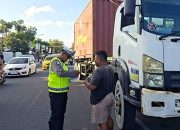 Satlantas Tilang Sopir Kontainer yang Nekat Langgar Jalur dan Jam Operasional
