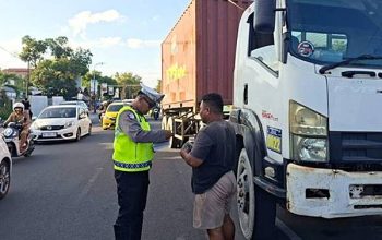 Satlantas Tilang Sopir Kontainer yang Nekat Langgar Jalur dan Jam Operasional