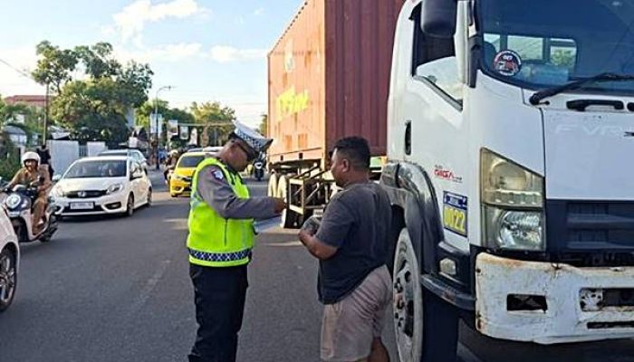 Satlantas Tilang Sopir Kontainer yang Nekat Langgar Jalur dan Jam Operasional
