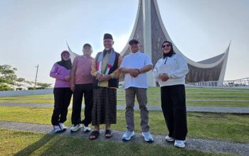 Bupati Sofyan Puhi didampingi Ketua TP PKK Maryam Puhi bersama Wakil Bupati Tonny S. Junus dan Wakil Ketua TP PKK Veny Anwar berfoto bersama Gubernur Sumatera Barat, Mahyeldi Ansharullah.