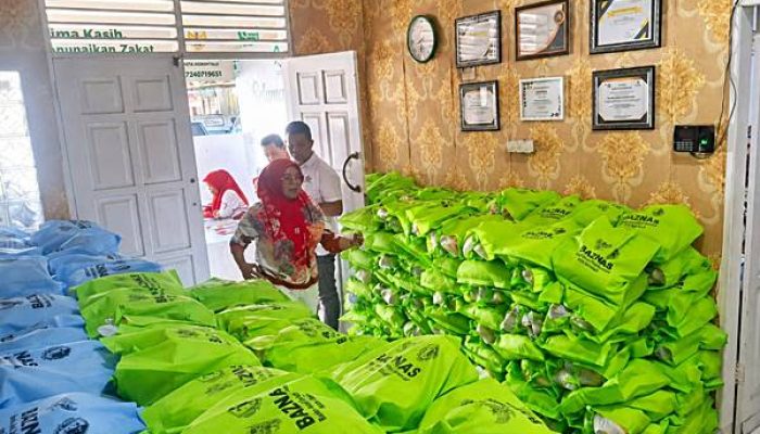 1.796 PPPK PW Kebagian Bantuan Bahan Pokok, Kado Kemerdekaan dari Adhan Lewat BAZNAS