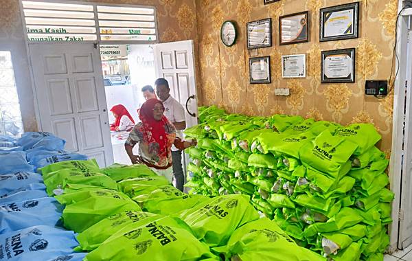 1.796 PPPK PW Kebagian Bantuan Bahan Pokok, Kado Kemerdekaan dari Adhan Lewat BAZNAS