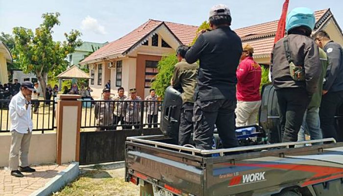 Demo di Kantor Camat, Warga Bonepantai Desak Aktivitas PT CBM Dihentikan