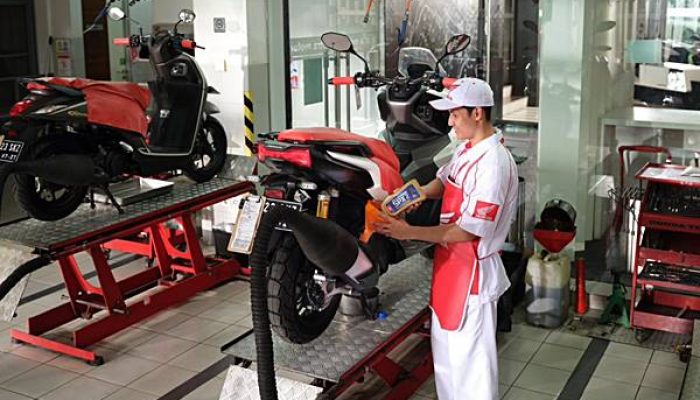 Oli Diragukan Keasliannya? Jangan Tunggu Mesin Rusak, Segera Periksa Motor di AHASS